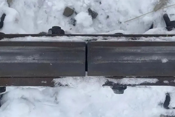 Why is there a Gap at the Joint of two Steel Rails?